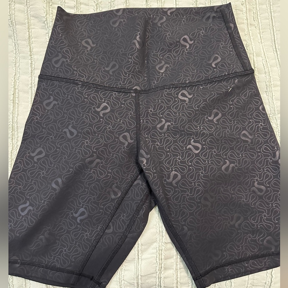 Women’s Lululemon Align 6” shorts. Size 6